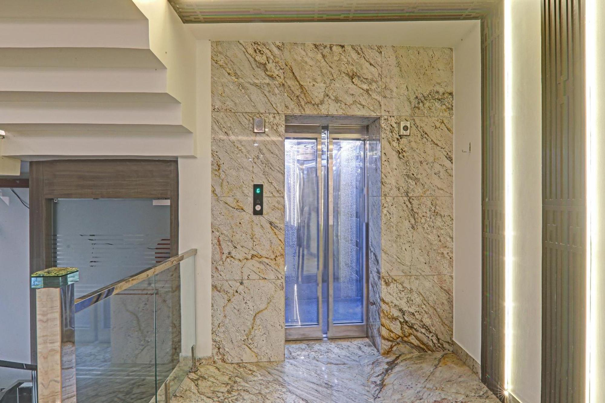 Super Townhouse Hotel Impact Chinhat Exterior photo